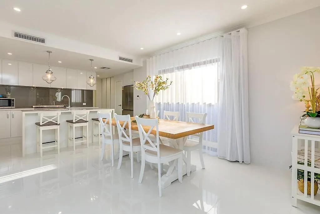 East Vic Park Luxe New Home 퍼스 0*,  오스트레일리아